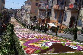 古都ジェンツァーノの花祭り「インフィオラータ」
