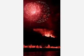 古城のライトアップと赤い花火が幻想的な「ラインの火祭り」