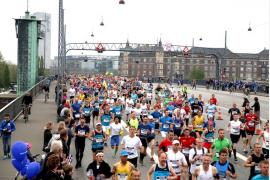 歴史的建造物や美しい街並みを走り抜けるコペンハーゲン・マラソン