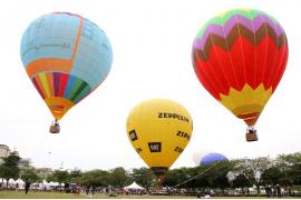 カラフルな熱気球がプトラジャヤの空に浮かぶ熱気球フィエスタ