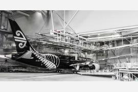 ニュージーランド航空 オールブラックの特別塗装787－9型機をシアトルでお披露目