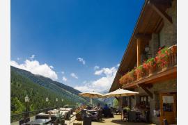 フランスとスペインに挟まれた小国の美しい自然の景観の中に建つ新加盟ホテル