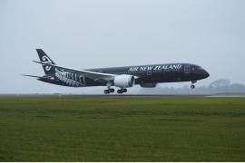 ニュージーランド航空787-9型初号機、オークランドにタッチダウン