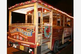 クリスマスイルミネーションで彩られたホノルル ダウンタウンへ行くホリデー・ライト・ツアー