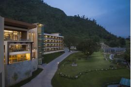 インド北部ヒマラヤ山脈の景勝地にオープンした新ホテル
