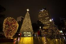 【香港ウィンター・フェスタ　スタート】香港島にクリスマスツリーが点灯