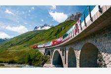 100年以上アルプスの名峰と雄大なスイスの景観を届ける特急