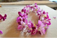 お花の香りに包まれて。ハワイでフラワーレイ作り体験！