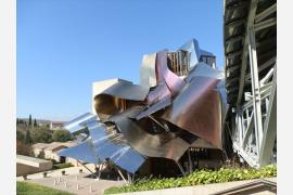 スペイン リオハ地方の極上ワインと芸術的建築　マルケス・デ・リスカル