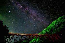 黒部峡谷トロッコ電車「星空トロッコ」で夏の大三角形や天の川広がる夜空を観察