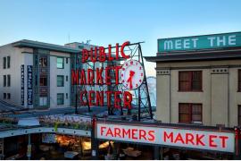 米国ワシントン州シアトルのダウンタウンにある「パイク・プレイス・マーケット」