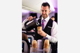ニュージーランド航空、革新的な廃棄物削減策として “食べられる”コーヒーカップを試験的導入