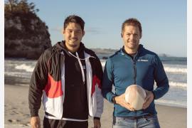 日本ラグビーの姫野和樹選手とニュージーランド伝説のラガーマン、リッチー・マコウが共演した動画公開