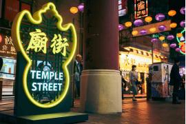 香港「廟街夜市」（男人街）に屋台やアートのインスタレーションが登場