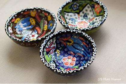 つい最近仲間入りしたトルコの小鉢。直径8cm程度でジャムなどを入れたり…