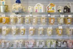 壁面いっぱいに並ぶポップコーンは1袋$3.75~11.50。かわいらしいギフトパッケージも用意されています。