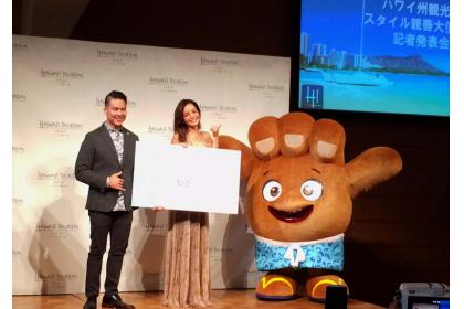 ハワイ州観光局・局長のエリック高畑氏と、マスコットキャラクターShakaちゃんとのスリーショットです。