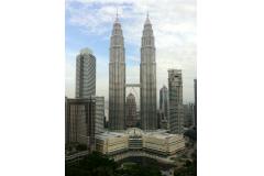 KLのランドマーク、超近代的なペトロナスツインタワー。夜景も美しい
