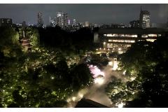 都心の庭園に朝・昼・夜の1日10回程度、雲海が出現します。