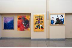 絵画、彫刻、立体アートなど、ちゃんとアーティスト名も記されている