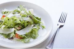 ファームの野菜を使ったサラダは、「Town」の看板メニューの一つ。わずかな塩とオリーブオイルで食べると、野菜の味の濃さに驚かされる。（写真：宮澤　拓）