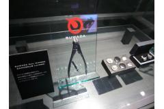 諏訪田製作所（三条市）:スタイリッシュな爪切りの製品展示。