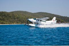 島へ訪れる唯一の交通手段は水上飛行機