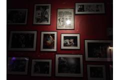 壁に掛けられたミュージシャンたちの写真　photo by Kits