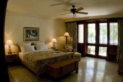 広々とした居心地の良い客室。窓から吹き込むインド洋の風が心地よい