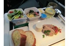 機内食も優雅なサービングのビジネスクラス。前菜だけでもこれだけ充実