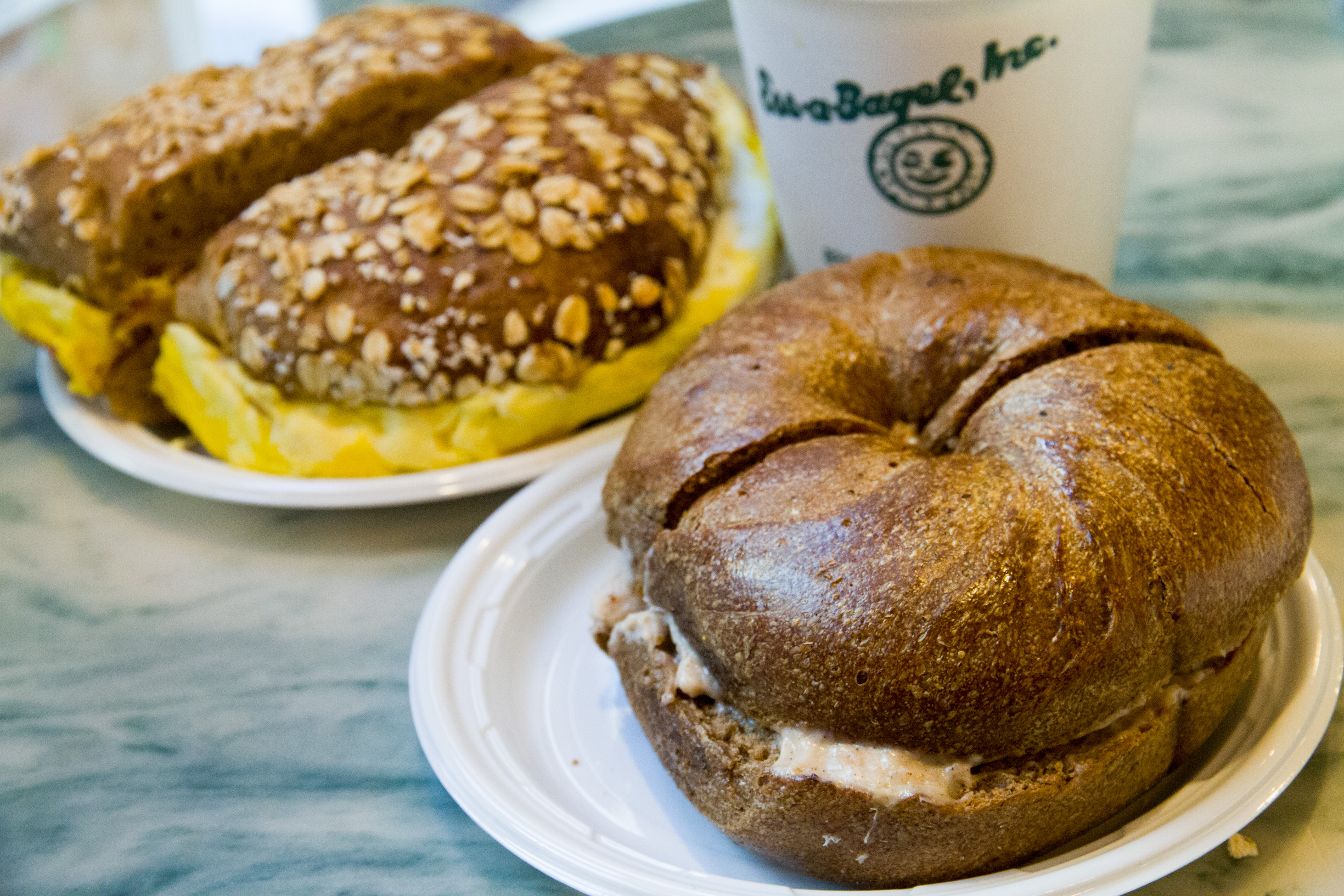 ニューヨーカーの朝食の定番、ベーグル。左が卵とベーコン、右がクリームチーズを挟んだもの