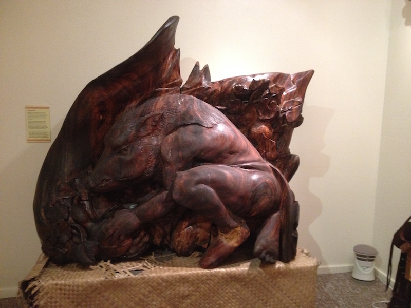 迫力あるカマプアアの木彫りの像
