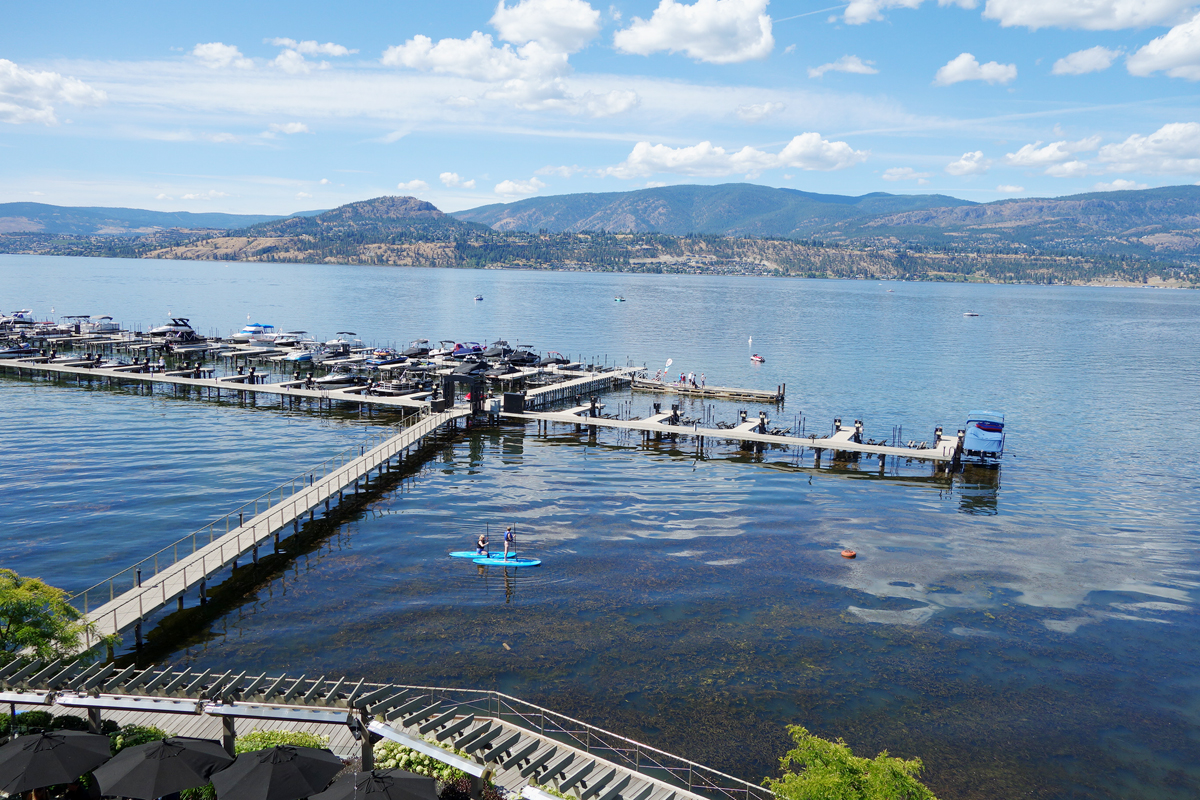 湖畔にリゾートホテルや別荘が立ち並ぶオカナガン湖は、カナダでも人気のサマーリゾート。