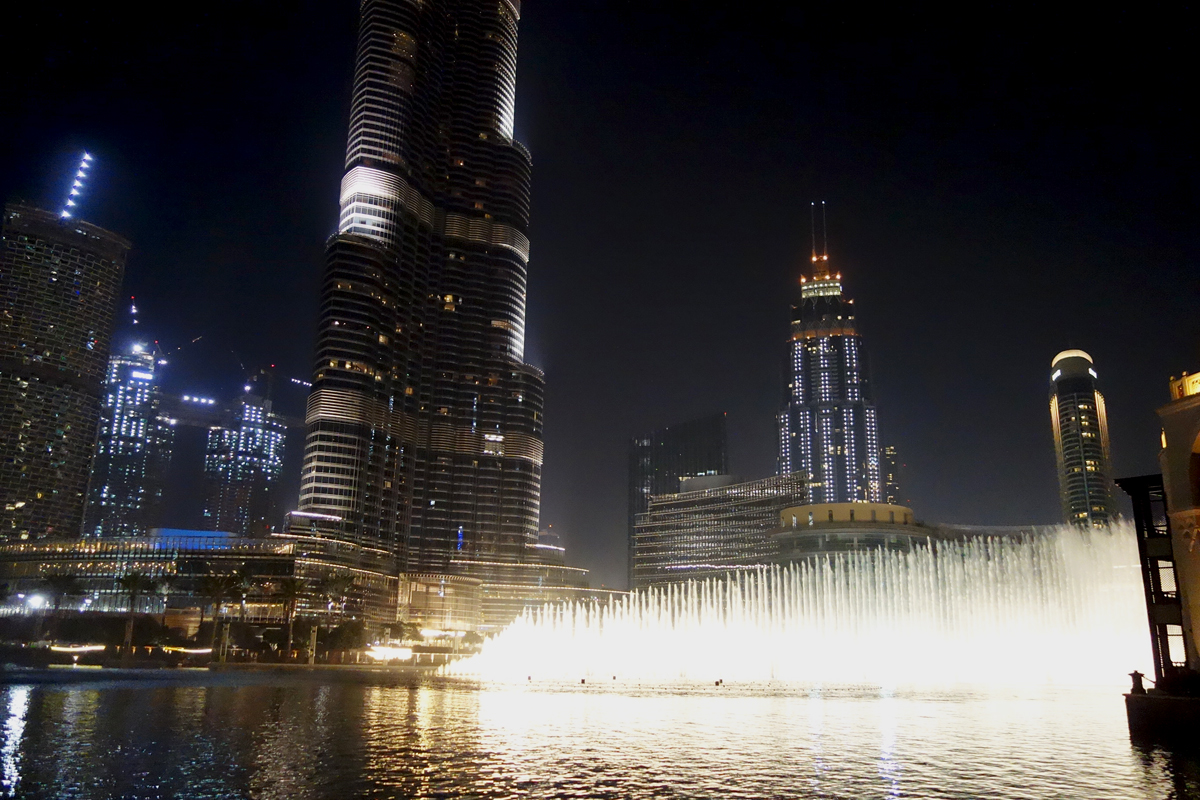 最高約150ｍの高さまで水が舞う『Dubai Fountain（ドバイ・ファウンテン）』。