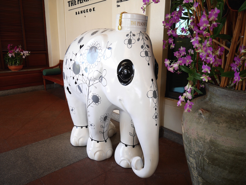 タイのアーティスト（M.L. Chiratorn Chirapravati）と提携して作った象の置物「MeeSook」