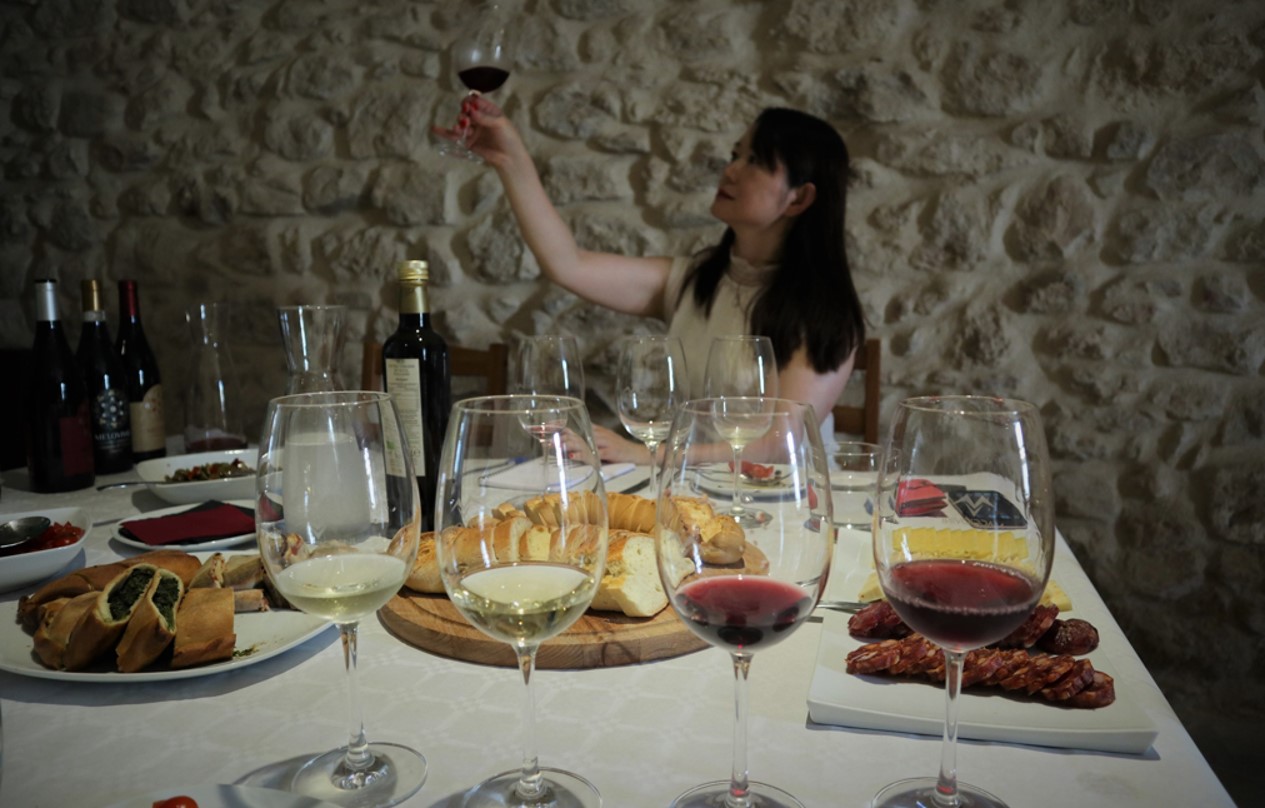 この春にワイン輸入販売会社を設立した日本人女性起業家ミシェルさん。ワイナリーの視察に訪れたイタリアで、ワイン選びの極意を教えてくれた。