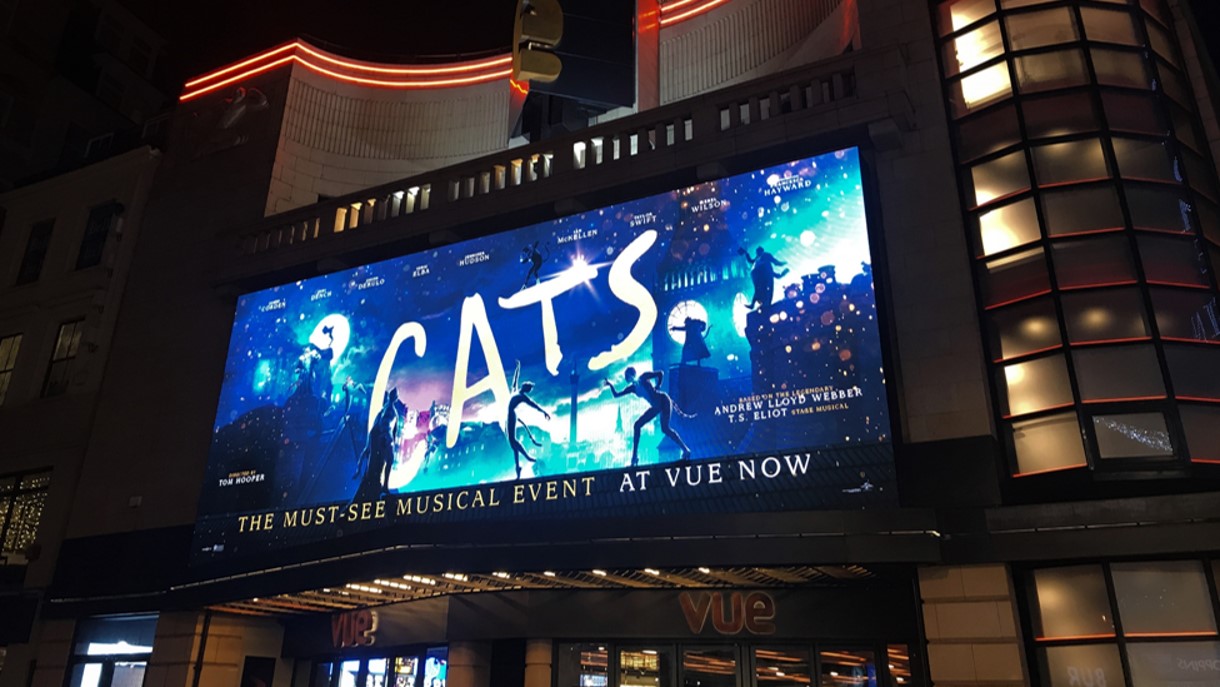 ロンドンではクリスマスシーズンに公開となった映画版CATS（キャッツ）。写真はウエストエンドの劇場街にある映画館