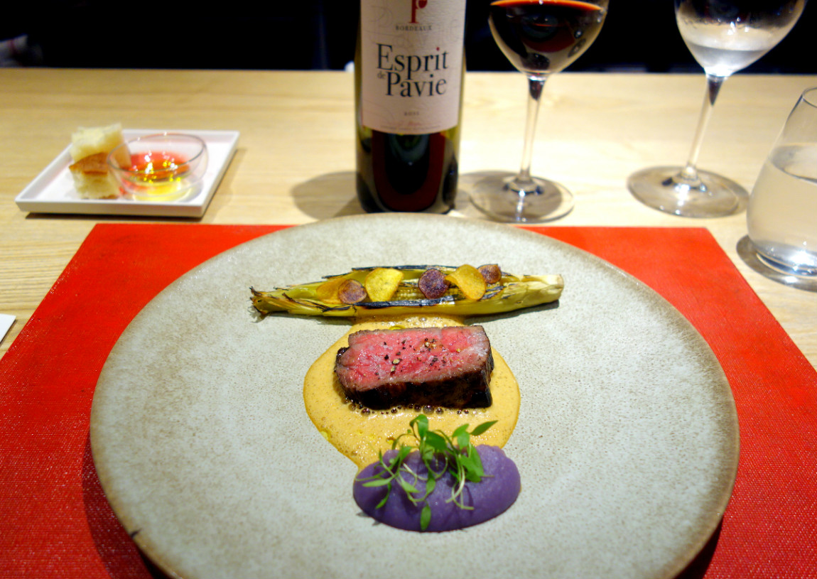 メインの肉料理は、知多産特選和牛のランプ肉にボルドーの赤を合わせて。