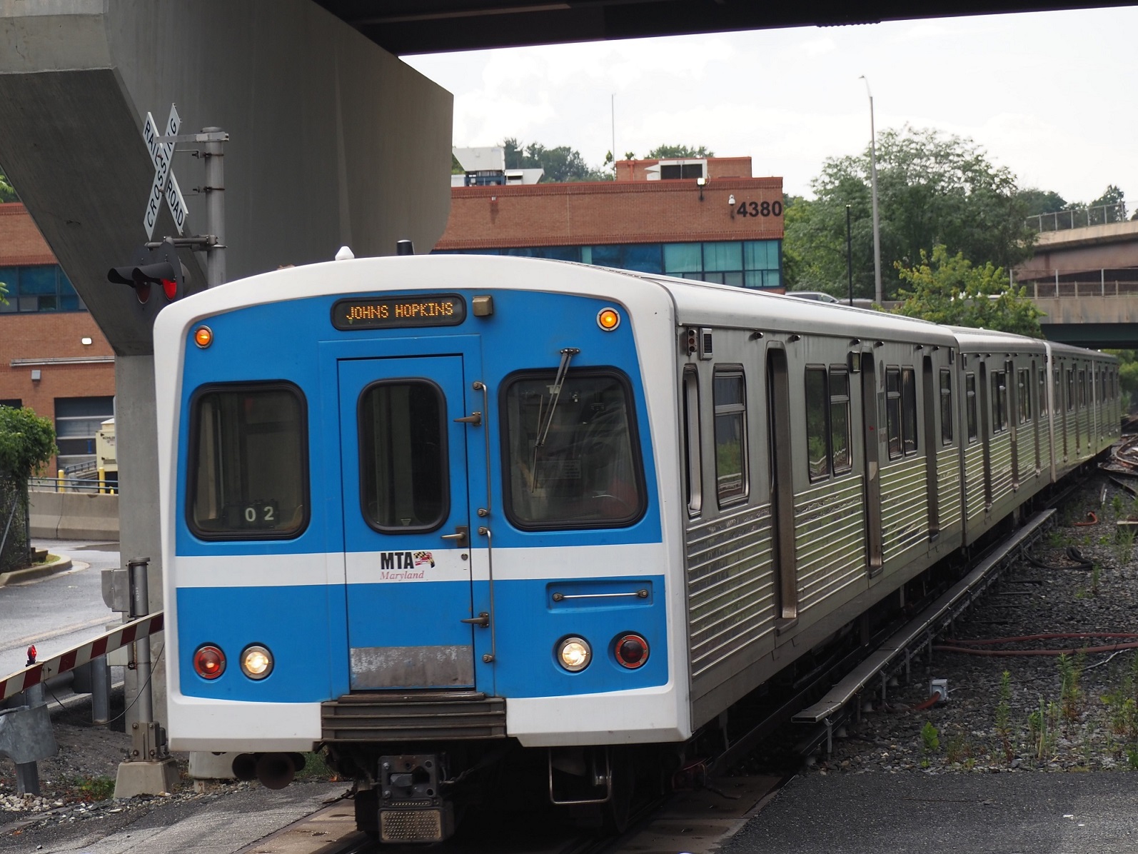 △“激レア”踏切を渡るボルティモア地下鉄の営業中の電車（筆者撮影）