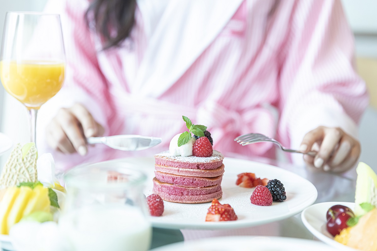 朝食はピンクのバスローブにくるまって、ピンクのパンケーキを。