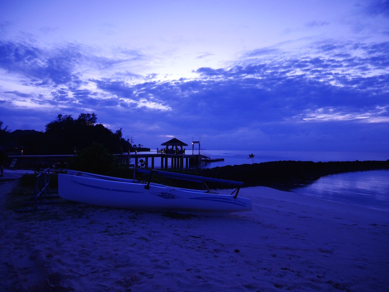 プライベートビーチから見た夕空は刻々と色が変わって美しい