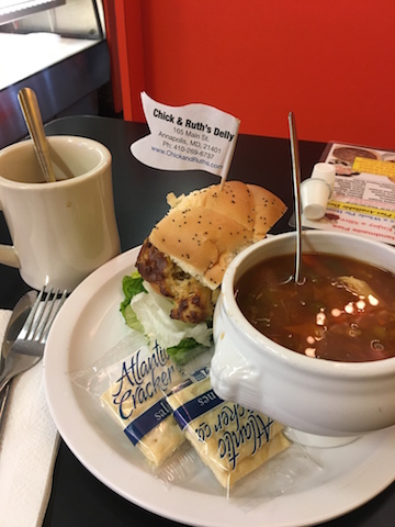 CHICK&RUTH’S DELLYのメリーランドスープとクラブケーキサンドイッチ
