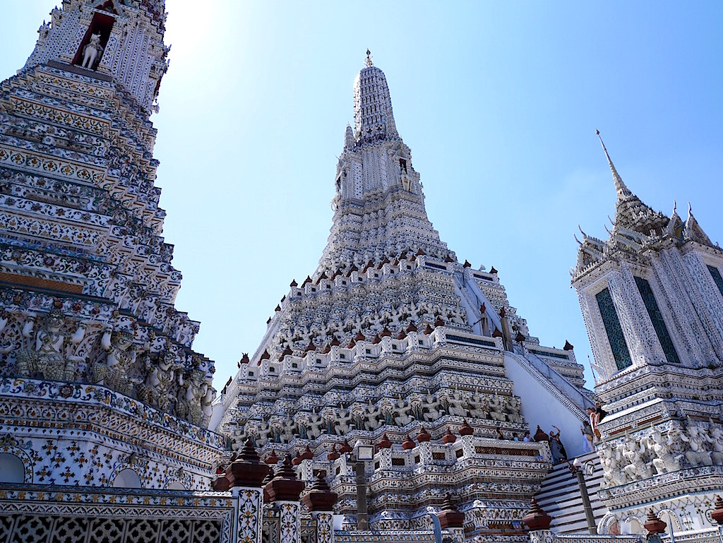 青空を抜けるように聳える仏塔