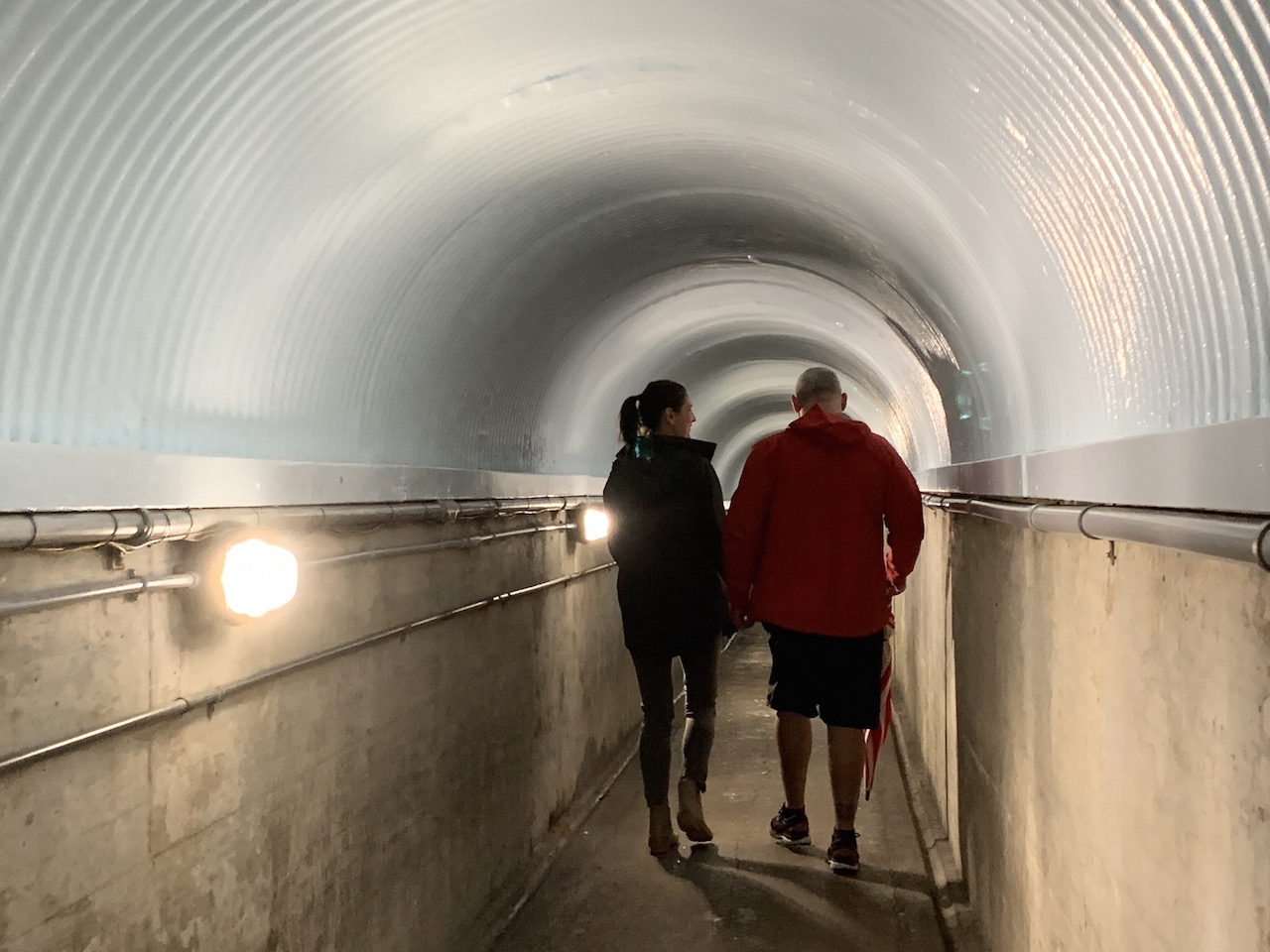 ホワイト ウォーター ウォークへ向かう地下トンネル