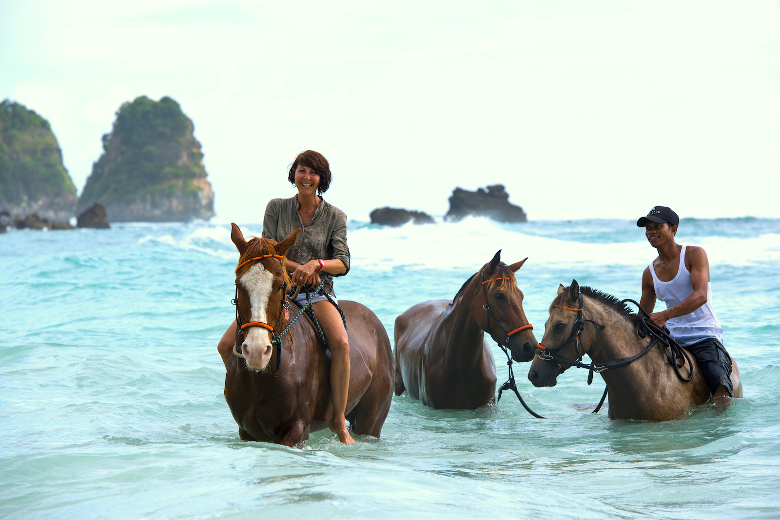 優しい目の馬の背に乗って一緒に海に出ると、なぜか心が洗われるような不思議な感覚