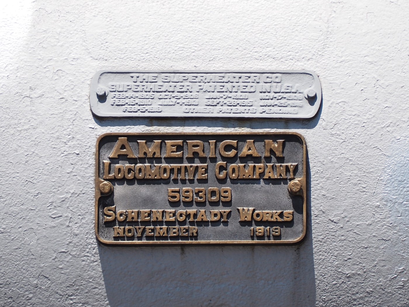 △ＳＬ１４号機の銘板には「１９１９年１１月」とあり、先頭部に記された「１９１８年」と食い違う（２２年６月、メリーランド州で筆者撮影）