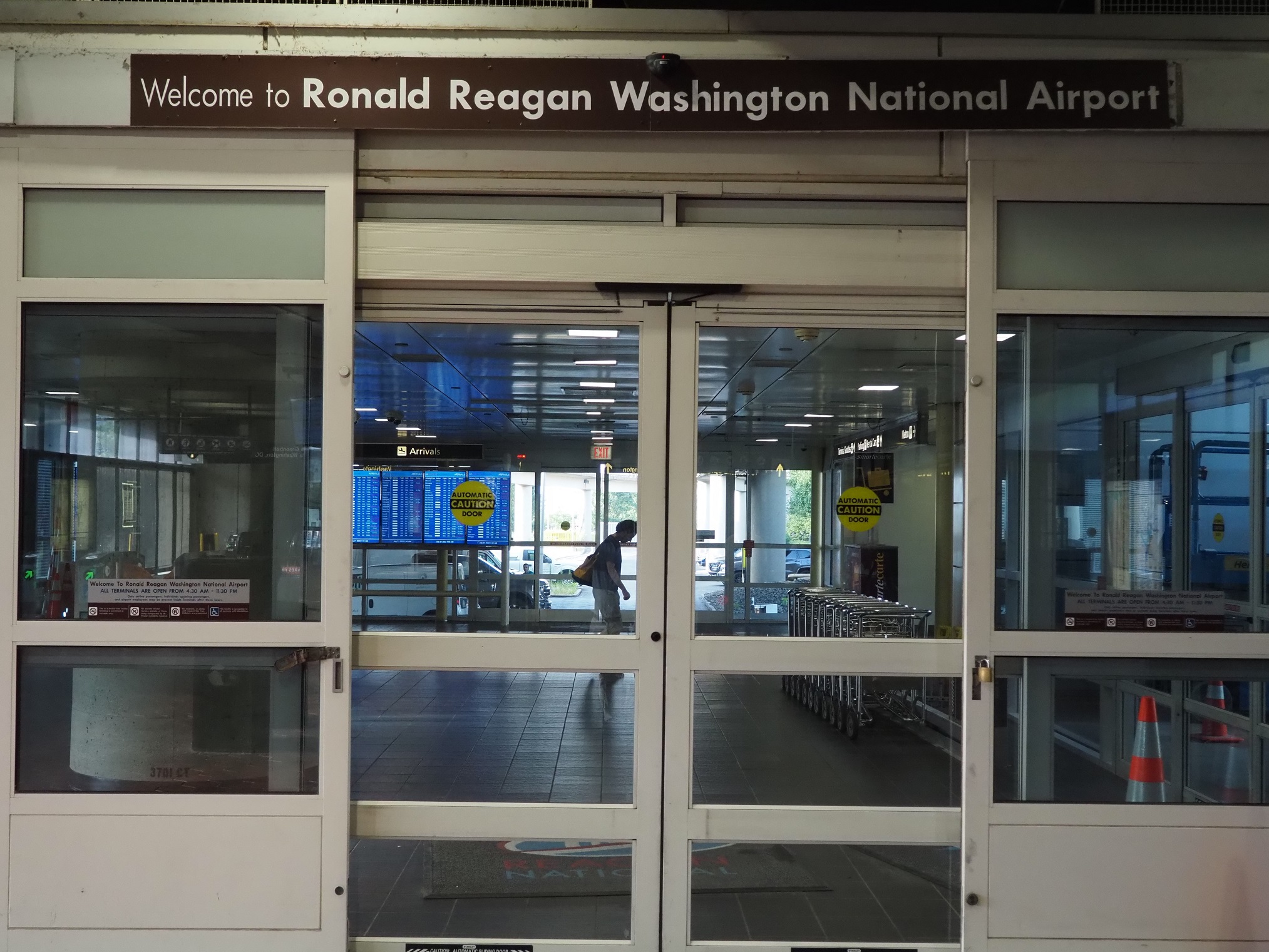 △ワシントン・ナショナル空港に隣接した地下鉄「ワシントンメトロ」から空港への通路。場末感が満ちたムードで「歓迎」してくれる（２２年７月、筆者撮影）