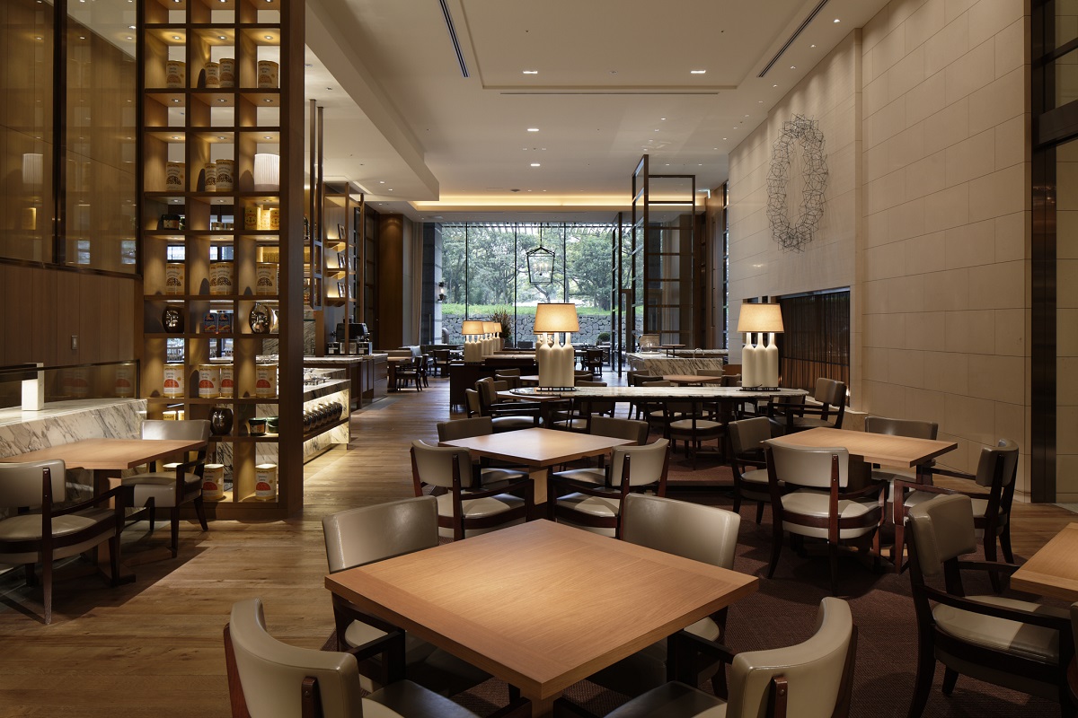 オープンキッチンのダイニングルームとともに、開放的なテラス席もあるパレスホテル東京の『グランド キッチン』。
