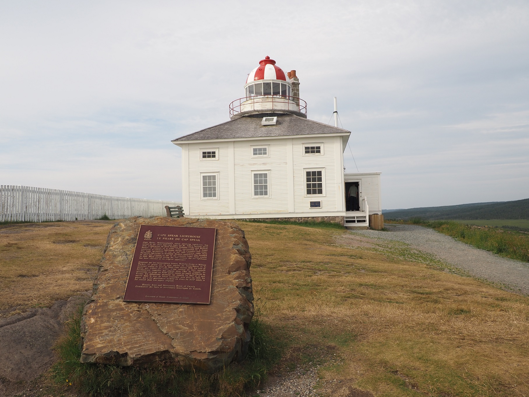△初代スピア岬灯台と記念碑（７月、ニューファンドランド島で筆者撮影）