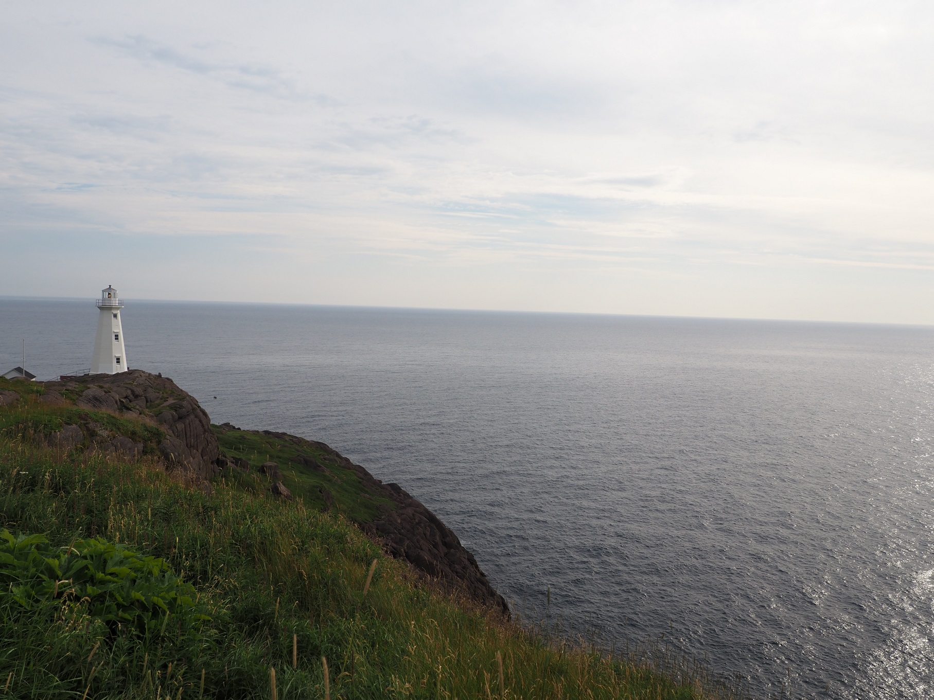 △カナダ東部ニューファンドランド島のスピア岬灯台と大西洋（２２年７月、筆者撮影）